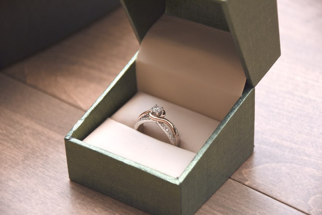 Ilustrasi Cara Mengukur jari untuk cincin . Foto: uNSPLASH/Jackie Tsang
