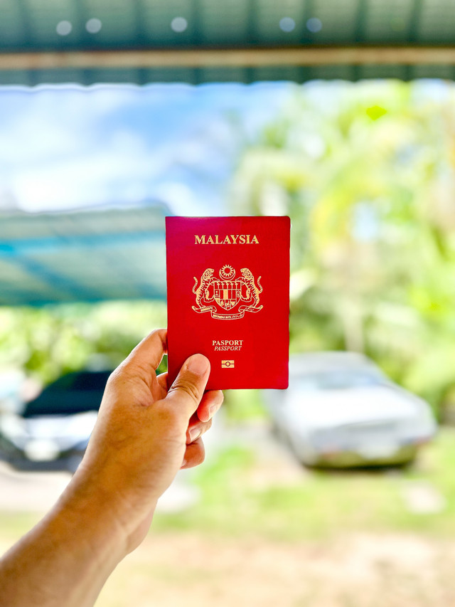 Ilustrasi Paspor Malaysia. Foto: Uzairilation/Shutterstock