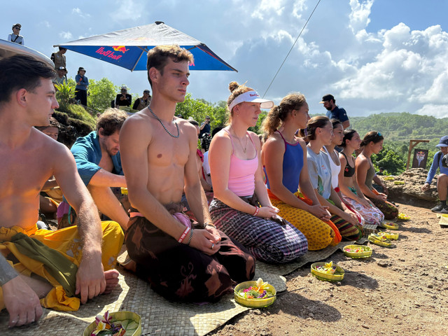 Para atlet Red Bull Cliff Diving World Series Bali menjalani upacara Matur Piuning, Jumat (22/5/2026). Foto: Vincentius Mario/kumparan