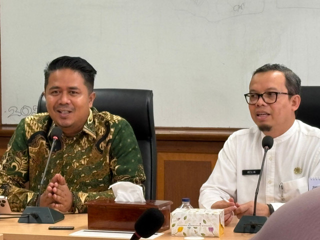 Kepala DPRKP DKI Jakarta, Kelik Indriyanto (kanan) di Dinas Perumahan Rakyat dan Kawasan Permukiman Provinsi DKI Jakarta, Tanah Abang, Jumat (22/5/2026). Foto: Jeni Ritanti/kumparan