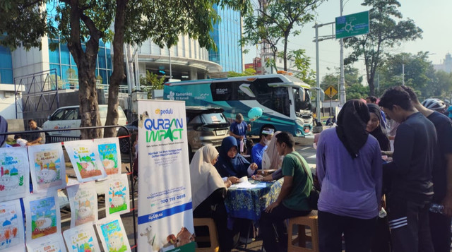 Tim DT Peduli Jateng gelar Layanan Kesehatan Sambil Beramal di CFD Simpang Lima sekaligus Perkenalkan Qurban Impact (Sumber : DT Peduli)