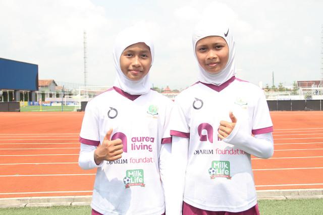 Rara Zenita Fatin (kanan) dan Rere Zenita Farza (kiri) di MilkLife Soccer Challenge Kudus Seri 2 2025/26. Foto: Vega Ma'arrijil Ula/kumparan