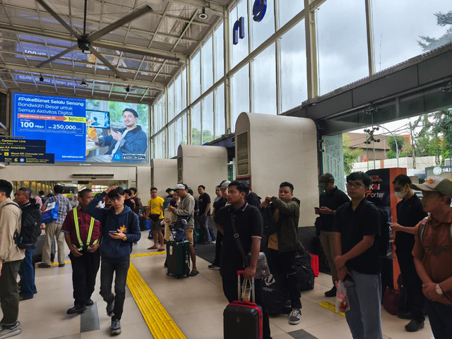 Kepadatan penumpang di Stasiun Pasar Senen pada Jumat (22/5/2026). Foto: Aditya Nugraha/kumparan