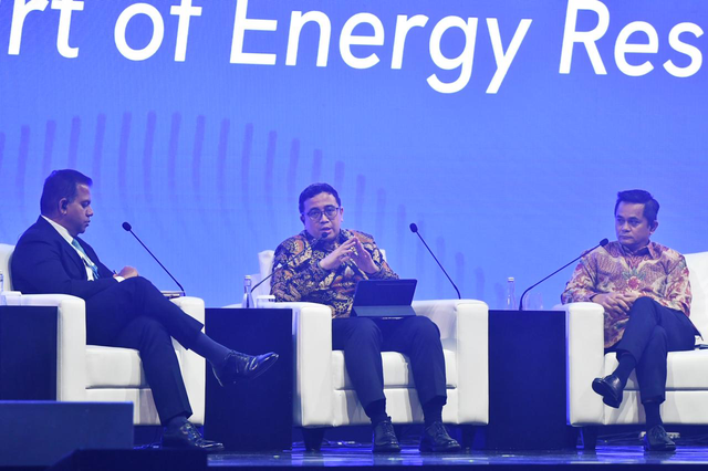 Wakil Direktur Utama PT Pertamina (Persero) Oki Muraza (tengah) menjadi narasumber pada sesi Special Session 2 “Global Challenges NOCs at The Heart of Energy Resilience” saat acara 50th IPA Convex Day 2 yang diselenggarakan di ICE BSD, Tangerang, Banten pada Kamis (21/5/2026). Foto: Dok. Pertamina