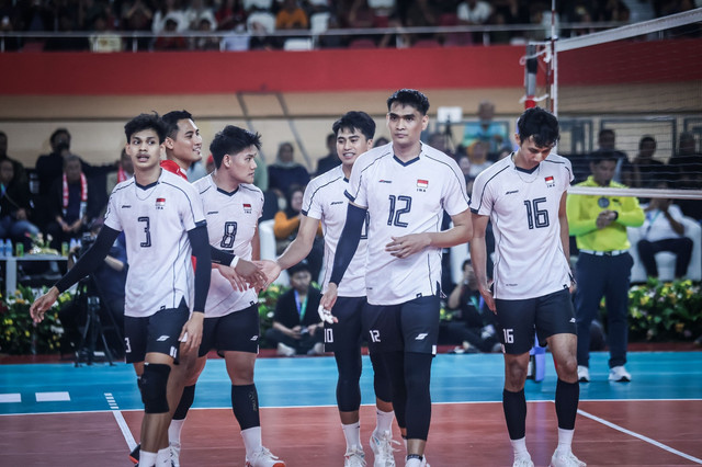 Rivan Nurmulki bersama Timnas Voli Indonesia. Foto: PBVSI