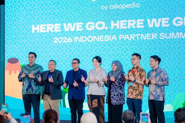 Menteri Ekonomi Kreatif RI Teuku Riefky Harsya (ketiga dari kiri) bersama jajaran Kementerian EkonomI Kreatif RI, Hilmi Adrianto, Head of Public Policy and Government Relations, TikTok Indonesia (paling kiri), Morgan Zhou, General Manager of Dine-in Business of TikTok GO by Tokopedia (keempat dari kanan), Zeal Zhao, Head of Dine-in Merchant of TikTok GO by Tokopedia (kedua dari kanan), dan William Panjaitan, Lead of Key Dining Merchant of TikTok GO by Tokopedia (paling kanan), dalam acara TikTok GO by Tokopedia Partner Summit 2026 hari ini di Jakarta (29/4). Foto: dok. TikTok