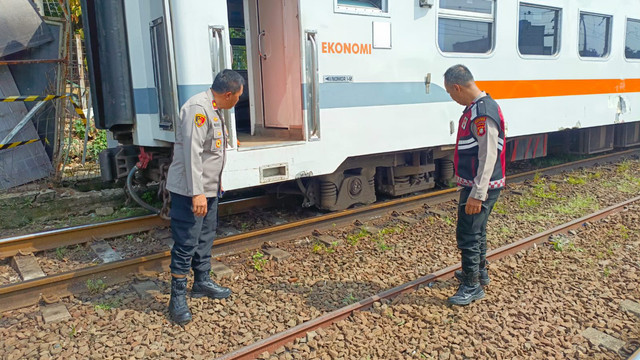 KA yang anjlok di Stasiun Pasar Senen, Jakarta Pusat. Foto: Dok. Polres Jakpus