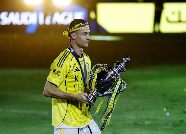 Cristiano Ronaldo dari Al Nassr merayakan kemenangan dengan trofi setelah memenangkan Liga Pro Saudi di Taman Al Awwal, Riyadh, Arab Saudi, Kamis (21/5/2026) Foto: Hamad I Mohammed/REUTERS
