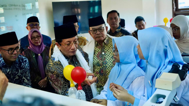 Menag Nasaruddin Umar (tengah) berbincang dengan siswi di laboratorium MAN Insan Cendekia Serpong, didampingi Dirgayuza Setiawan pendiri YPKBI dan Kepala KSP Dudung Abdurachman, Jumat (22/5/2026). Foto: Dok. Istimewa