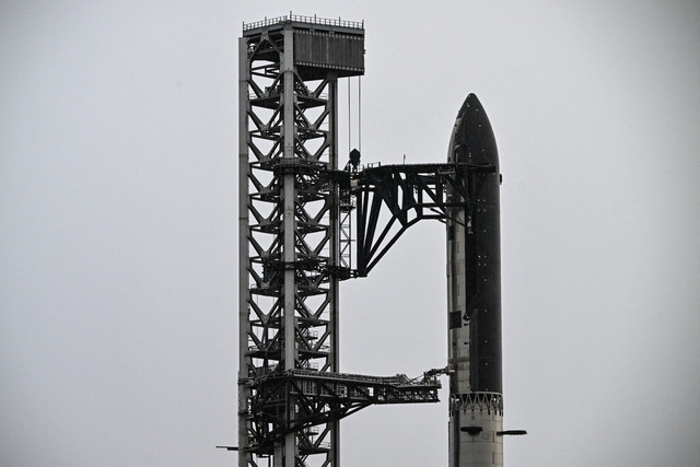 Roket terbaru SpaceX, Starship V3, terlihat bersandar di fasilitas Starbase saat menjalani uji terbang ke-12 yang dipantau dari South Padre Island, Texas, Kamis (21/5/2026). Foto: Ronaldo Schemidt/AFP