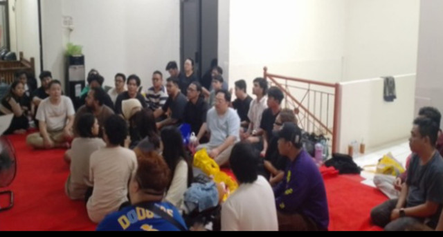 Polisi saat memeriksa puluhan tersangka penipuan online. Foto: Dok. Polda Jateng