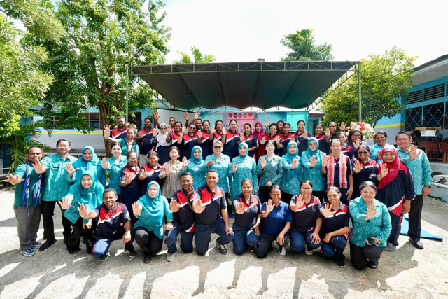 Ketum TP PKK Tri Tito Karnavian tinjau cek kesehatan gratis mental, mata, dan TBC bagi pelajar di SMAN 1 Kalabahi Alor, Kamis (21/5/2026). Foto: Dok. Kemendagri