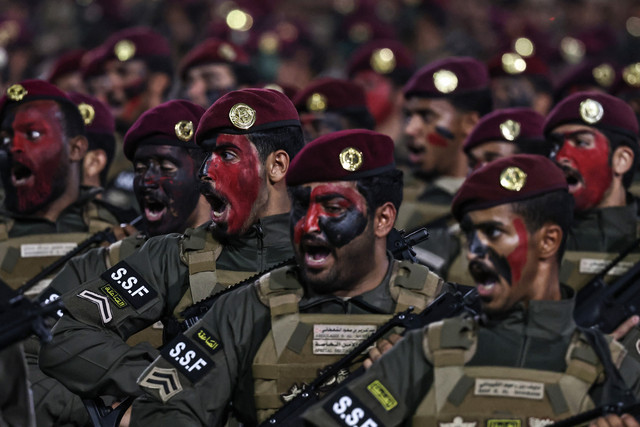 Pasukan keamanan Arab Saudi mengikuti parade militer di Makkah, Kamis (21/5/2026), menjelang pelaksanaan ibadah haji tahunan. Foto: Zain Jaafar/AFP