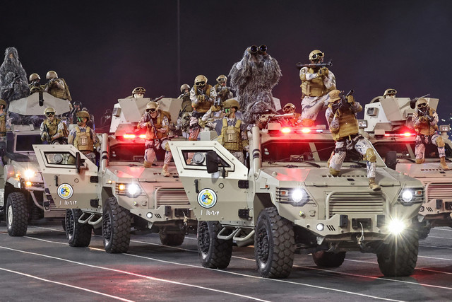 Pasukan keamanan Arab Saudi mengikuti parade militer di Makkah, Kamis (21/5/2026), menjelang pelaksanaan ibadah haji tahunan. Foto: Zain Jaafar/AFP