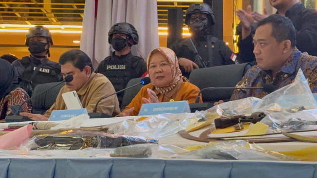 Anggota Kompolnas Irjen Pol (purn) Ida Oetari Poernamasasi (tengah) dalam jumpa pers di Gedung Promoter Polda Metro Jaya pada Jumat (22/5/2026). Foto: Nauval Pratama/kumparan