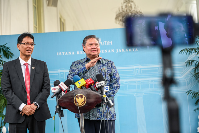 Menko Perekonomian Airlangga Hartarto (kanan) bersama Menteri Keuangan Purbaya Yudhi Sadewa (kiri) menyampaikan keterangan pers usai mengikuti rapat di Kompleks Istana Kepresidenan, Jakarta, Jumat (22/5/2026). Foto: Galih Pradipta/ANTARA FOTO