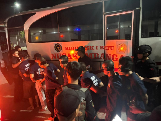 Sebanyak 40 warga binaan dari Lapas I Palembang dipindahkan ke enam lapas di Nusakambangan, pada Jumat (22/5/2026). Foto: Dok. Kemenimipas
