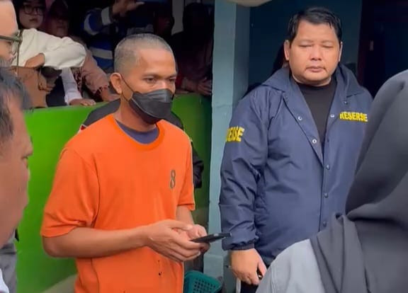 Satuan, tersangka pembacokan istri dan pembunuhan mertua di Mojokerto saat jalani rekonstruksi. Foto: Dok. kumparan