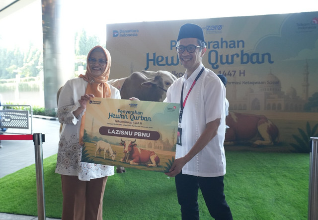 Direktur Utama Telkom Dian Siswarini didampingi Direktur Human Capital Management Telkom Willy Saelan pada kegiatan seremonial penyerahan hewan kurban di Vertical Garden Telkom Hub, Jumat (22/5). Foto: dok. Telkom