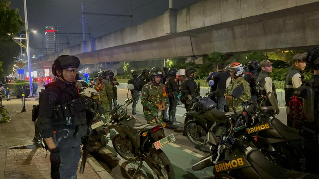 Patroli malam tim gabungan dari Polda Metro Jaya, TNI dan Satpol PP di kawasan Jakarta Selatan pada Jumat (22/5/2026). Foto: Nauval Pratama/kumparan