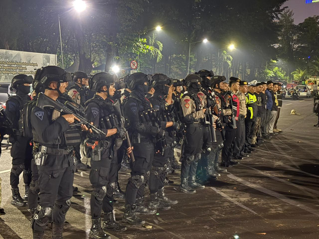 Patroli malam tim gabungan dari Polda Metro Jaya, TNI dan Satpol PP di kawasan Jakarta Selatan pada Jumat (22/5/2026). Foto: Nauval Pratama/kumparan