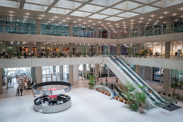 Ilustrasi tenant Tunjungan Plaza Surabaya. Foto: Unsplash.com/Sung Jin Cho