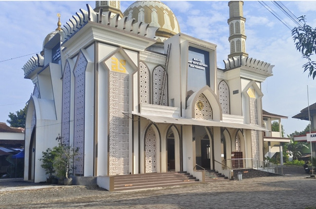 Di balik megahnya masjid, ada marbot yang selama ini menjaga tanpa banyak perlindungan. (foto : Ry)