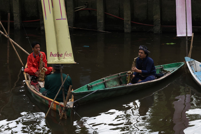 Anggota grup Tanjidor Sumber Rezeki memainkan alat musik di atas sampan saat pertunjukan tanjidor di Parit Sungai Jawi, Pontianak, Kalimantan Barat, Jumat (22/5/2026). Foto: Jessica Wuysang/ANTARA FOTO