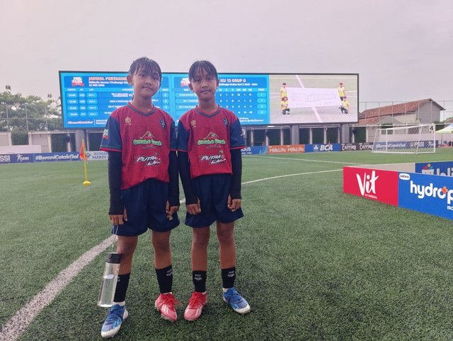 Syafaatul Mecha Wijayana dan Syafaatul Medina Wijaya dari SDN Karangsono 2 Mranggen, Kabupaten Demak, Jawa Tengah, sedang berlaga di MilkLife Soccer Challenge Kudus Seri 2 2025/26. Foto: Vega Ma'arrijil Ula/kumparan