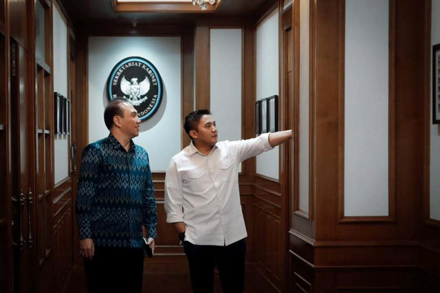 Seskab Teddy Indra Wijaya menerima CEO GoTo, Hans Patuwo, di kantor Sekretariat Kabinet, Jumat (22/5/2026). Foto: Instagram/ @sekertariat.kabinet
