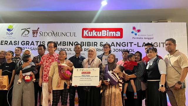 Direktur Utama Sido Muncul, Dr. (H.C.) Irwan Hidayat (keenam dari kiri) menyerahkan bantuan operasi bibir sumbing dan langit-langit gratis kepada Direktur RS Permata Jonggol, dr. Sri Handayani, MARS (kedelapan dari kanan) di RS Permata Jonggol, Bogor pada Jumat (22/5). Foto: Dok. kumparan