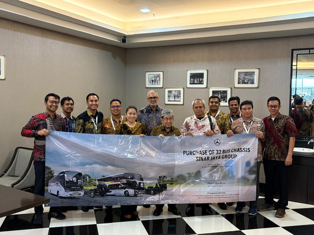 Penyerahan secara simbolis 32 unit sasis bus Mercedes-Benz untuk Sinar Jaya. Foto: Fitra Andrianto/kumparan