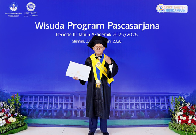 Djoko Slamet Pudjorahardjo saat diwisuda di UGM. Foto: Dok. UGM