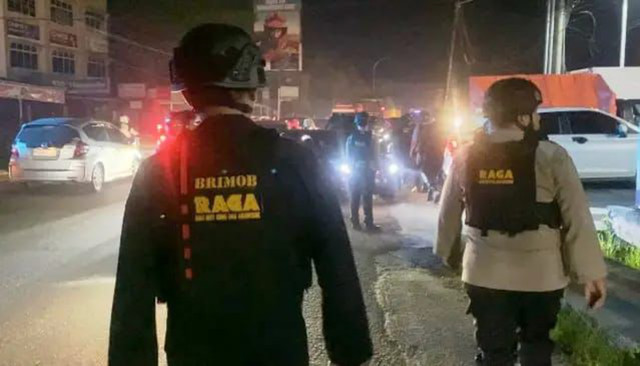 Tim Raga Brimob Polda Riau kerahkan personel mengamankan Kota Pekanbaru dan sekitarnya saat mati listrik di Kota Pekanbaru, Jumat (22/5/2026). Foto: Dok. Polda Riau