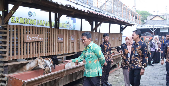 Tinjau Langsung, Kepala Lapas Mojokerto Pastikan Kebersihan Lapas Terjaga (Foto:HumasLapasMoker)