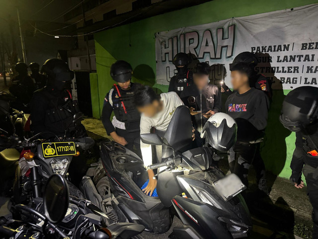 Brimob Polda Metro Jaya amankan empat remaja yang diduga edarkan tembakau sintetis di Bekasi. Foto: Dok. Istimewa