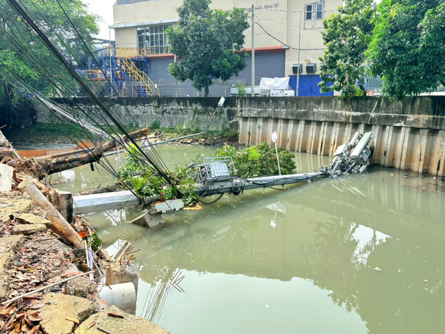 Menara BTS tumbang ke tepi kali Cideng yang terletak di ujung jalan HR Rasuna Said, Jakarta Selatan, Sabtu (23/5/2026). Foto: Kevin Daniel/kumparan