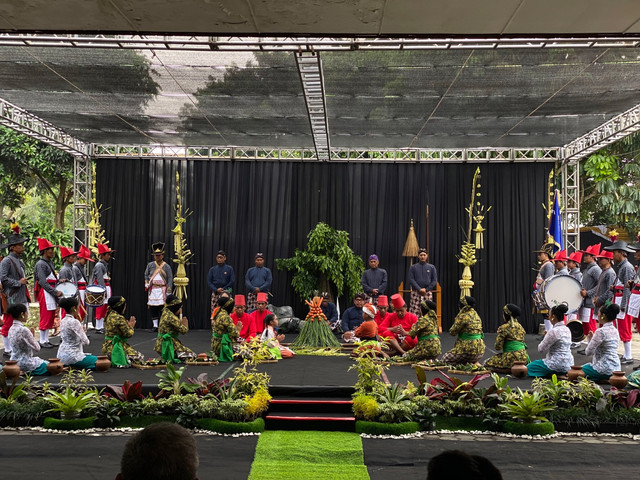 Pemkab Sleman menggelar Festival Upacara Adat 2026 yang menampilkan berbagai tradisi adat dari 17 kecamatan. Foto: Pandangan Jogja/Resti Damayanti