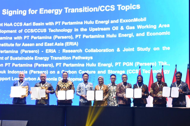 Wakil Direktur Utama Pertamina Oki Muraza (ketiga dari kiri) bersama Direktur SPPU Pertamina Emma Sri Martini (kelima dari kiri) dan Jajaran Direksi Subholding Pertamina melakukan sesi foto bersama usai Signing For Energy Transition/CCS Topics saat acara 50th IPA Convex Day 2 yang diselenggarakan di ICE BSD, Tangerang, Banten pada Kamis (21/5/2026). Foto: Dok. Pertamina