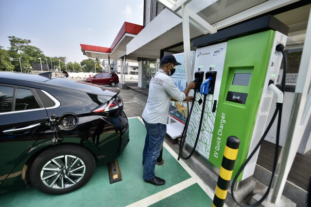 Pertamina dorong pengembangan ekosistem energi dan mobilitas berkelanjutan melalui charging station kendaraan listrik. Foto: Dok. Pertamina