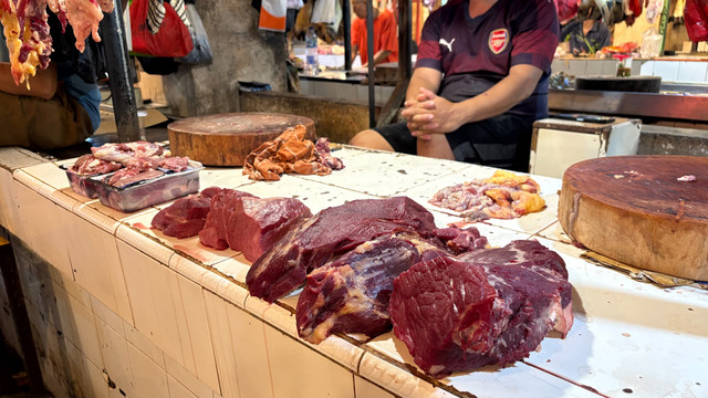 Kondisi pedagang daging sapi di Pasar Rumput, Jakarta Selatan, dan Pasar Senen, Jakarta Pusat, Sabtu (23/5/2026). Foto: Fariza Rizky Ananda/kumparan