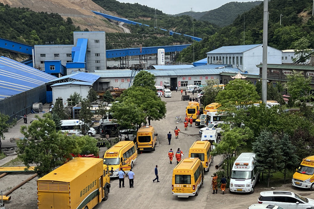 Suasana tim penyelamat dan kendaraan darurat tiba di tambang batubara Liushenyu setelah ledakan gas di Changzhi, Provinsi Shanxi, China Utara, Sabtu (23/5/2026). Foto: CNS / AFP