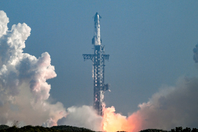 Roket Starship V3 milik SpaceX meluncur dari Starbase dalam uji coba penerbangan ke-12, terlihat dari South Padre Island, Texas, Jumat (22/5). Foto: Ronaldo Schemidt/AFP