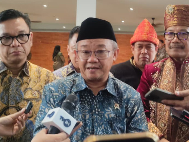 Menteri Pendidikan Dasar dan Menengah (Mendikdasmen), Abdul Mu'ti, menegaskan nasib guru non-ASN saat menghadiri acara peresmian Sekolah Bakti Mulia 400 (BM 400), Beji, Depok, sabtu (23/5/2026). Foto: Dok. kumparan