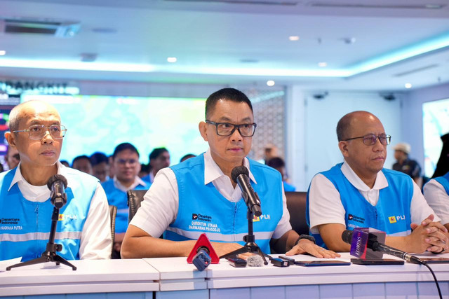 Direktur Utama PLN Darmawan Prasodjo (tengah) didampingi jajaran direksi saat konferensi pers di Kantor Pusat PLN, Sabtu (23/5/2026). Foto: Dok. PLN
