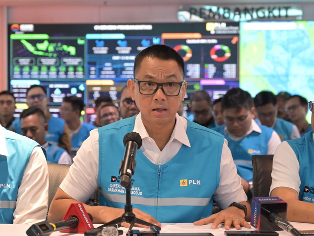 Direktur Utama PLN Darmawan Prasodjo didampingi jajaran direksi saat konferensi pers di Kantor Pusat PLN, Sabtu (23/5/2026). Foto: Dok. PLN