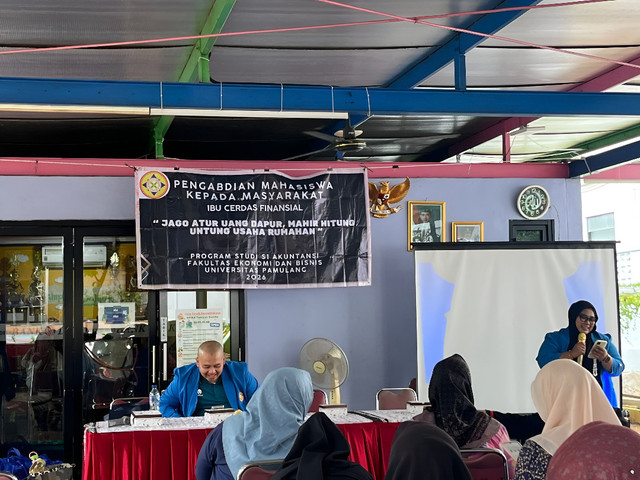 Kegiatan edukasi pengelolaan keuangan keluarga bersama ibu-ibu PKK Kelurahan Cilangkap, Jakarta Timur. Foto: Dokumentasi pribadi
