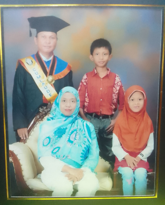 Berfoto bersama istri dan anak-anak seusai wisuda Magister Ilmu Komunikasi FISIP Undip Semarang, hampir 12 tahun yang lalu. (Foto: Dokumentasi Pribadi)