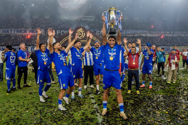 Tim dan ofisial Persib Bandung mengangkat piala usai menjuarai BRI Super League 2025/2026 di Stadion Gelora Bandung Lautan Api (GBLA), Bandung, Jawa Barat, Sabtu (23/5/2026).  Foto: Abdan Syakura/ANTARA FOTO