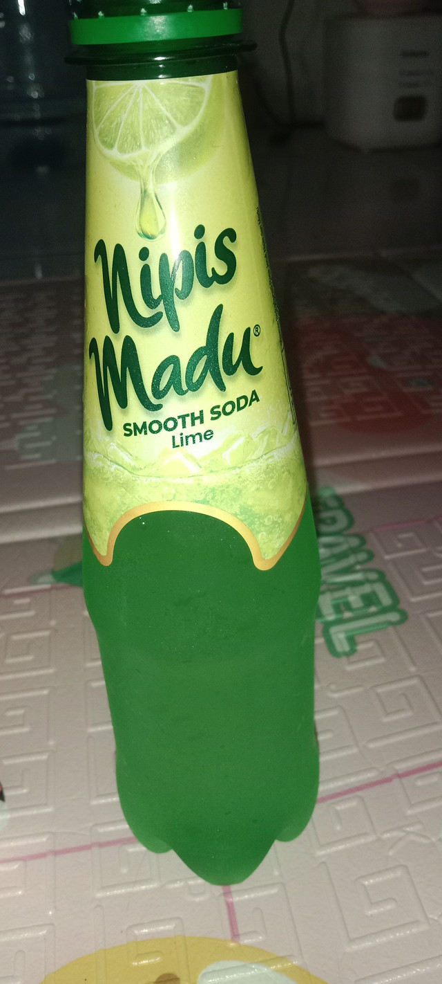 Botol minuman bersoda rasa lime difoto di rumah, Sabtu (24/05/2026). Botol minuman bersoda rasa lime yang mengandung karbon dioksida terlarut. Gelembung terbentuk ketika tekanan dalam kemasan berkurang saat dibuka. Foto: Fitri Bunga Silviana.foto: fitri bunga silviana